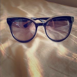 Women sunglasses Kenneth Cole reaction.